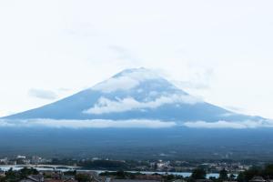 富士河口湖河口湖班乡间别墅酒店的天空云的山景