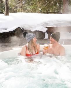 奥林匹克谷PlumpJack Inn的坐在热水浴缸中的男人和女人