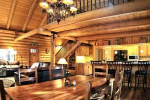 爱德怀Eagles Nest - Natural Log Cabin with Guest House的木制用餐室配有木桌和椅子