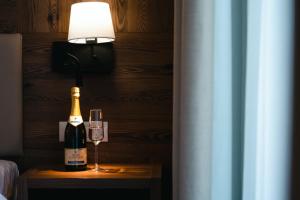 珀尔蒂尼什La MOONte的一瓶香槟和一张桌子上的一杯
