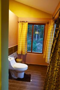 塔拉Atulya Kanchi Camp Bandhavgarh的一间带卫生间和窗户的浴室