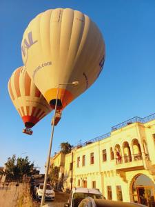 乌奇希萨尔Alice in Cappadocia的大楼前一根杆上的热气球