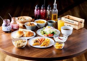 名古屋Travelodge Nagoya Sakae的一张木桌,上面放着食物盘