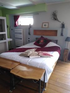 BerlingAppartement Petite Vallée的一间卧室配有一张大床和木桌