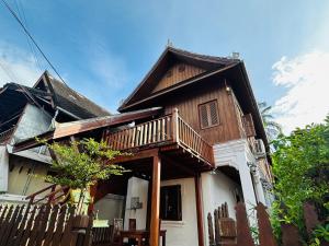 琅勃拉邦Villa Phonethip Mekong Riverside的木屋设有门廊和阳台