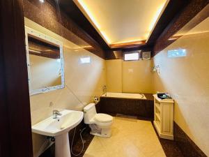 琅勃拉邦Villa Phonethip Mekong Riverside的浴室配有盥洗盆、卫生间和浴缸。