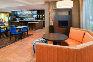 博蒙特波蒙特万怡酒店的一个带沙发和桌子的大堂和一间酒吧