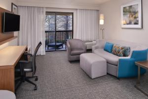 博蒙特波蒙特万怡酒店的客厅配有沙发和椅子