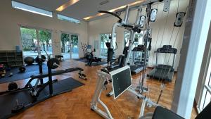 丹绒道光Cozy Straits Quay Seafront Suite的健身房设有数台跑步机和健身器材