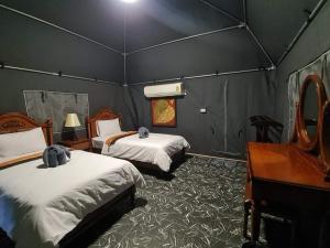 Ban Cha-omCountry Cafe & Camping的一间设有两张床和钢琴的房间