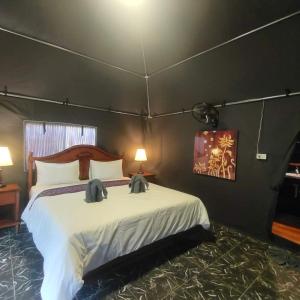Ban Cha-omCountry Cafe & Camping的卧室配有一张白色大床