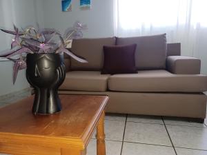 阿特米达Άνετο Διαμέρισμα的沙发前茶几上的花瓶