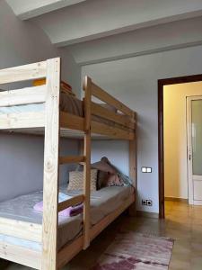 圣塔克里斯蒂纳阿鲁Can Catrol的一间卧室配有两张双层床。
