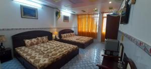 芹苴胡音莱肯康多酒店的酒店客房设有两张床和电视。