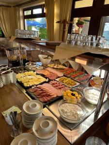 巴特萨尔茨乌夫伦湖畔酒店的自助餐,餐桌上有许多不同类型的食物
