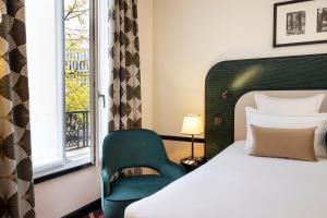 巴黎Hôtel Aiglon的卧室配有床、椅子和窗户。