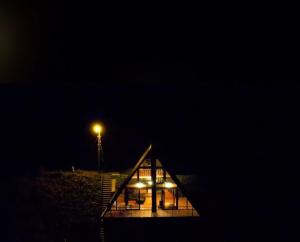 阿克恰阿巴德BULUT BUNGALOW的夜晚有灯的房子