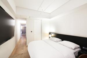 仁川市Hotel 498的卧室配有白色大床和白色枕头