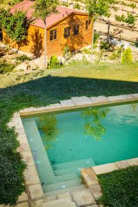 Font-RubíMasia Cal Magi的一座带房子的庭院内的游泳池