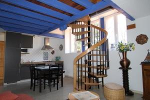 普兰凡DOMAINE DES GRAVIERS的一间拥有蓝色天花板和螺旋楼梯的客厅