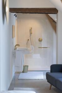 Habay-la-NeuveChâteau du Pont d'Oye的白色的浴室设有水槽和水槽