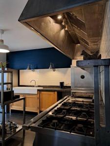 卡斯特尔莱Maison Patisson的厨房配有炉灶烤箱