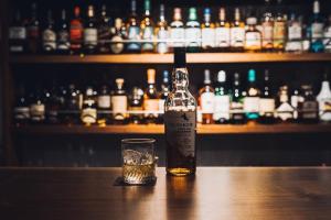 箱根root hakone的一瓶威士忌和一张桌子上的一杯