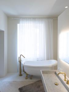 Habay-la-NeuveChâteau du Pont d'Oye的白色的浴室设有浴缸和窗户。