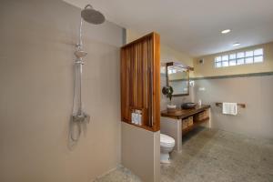 塞隆贝拉纳克Palm Merah Villas - Private pool的一间带卫生间和淋浴的浴室。