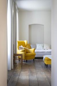 Habay-la-NeuveChâteau du Pont d'Oye的客厅设有黄色沙发和黄色椅子