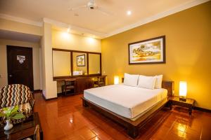 马拉维拉Club Palm Bay的一间卧室配有一张床和一张书桌