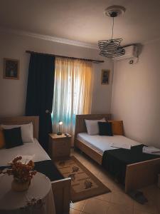吉诺卡斯特Guest House Juald的一间卧室设有两张床和窗户。