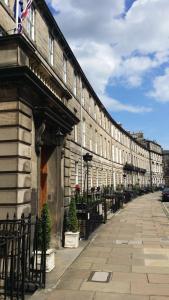 爱丁堡皇家苏格兰俱乐部酒店的街道旁的一座带围栏的大建筑