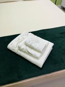 斯特鲁米察Green Apartment的床上的白色毯子