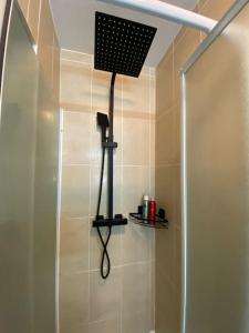 卡尔克富Le studio de Manon的带淋浴的浴室(带黑色淋浴喷头)
