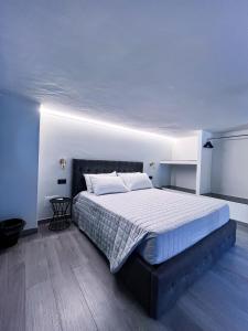 都灵BeTurin的卧室配有一张带白色棉被的大床