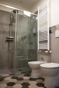 都灵BeTurin的一间带卫生间和玻璃淋浴间的浴室