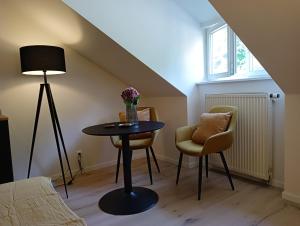基姆高地区阿绍Appartment Schloss-Zeit的客厅配有桌子和两把椅子