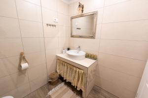 斯楚雅Amalija Apartments的白色的浴室设有水槽和镜子