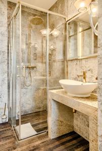 弗罗茨瓦夫弗罗茨瓦夫钻石百乐酒店的一间带玻璃淋浴和水槽的浴室