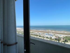 苏姆盖特Caspian Pearl Residence的带窗户的客房享有海滩美景。