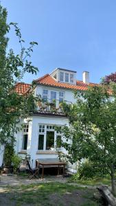 哥本哈根villa apartment with sea view的前面有一张野餐桌的白色房子