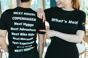 哥本哈根Next House Copenhagen的两对手拿着衬衫,说下家的 ⁇ 哈根又要大了