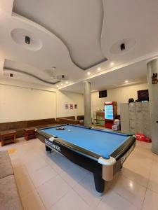 宁平Ninh Binh Central Backpackers hostel的天花板客房内的台球桌