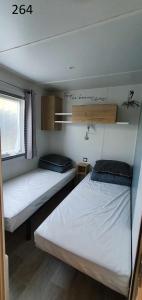 莱马特davorel mobil home的一间小房间,配有两张床