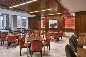 华盛顿华盛顿市中心/会议中心万豪原住客栈的用餐室设有桌椅和窗户。
