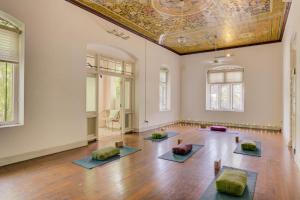 科伦坡Prana Home的一间空房间,地板上设有四个冥想垫