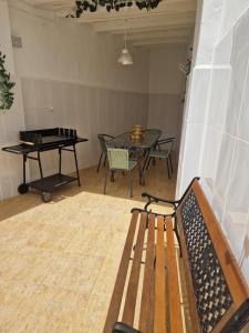 阿尔博拉亚Casa Alboraya Valencia的空房间,有桌子和长凳