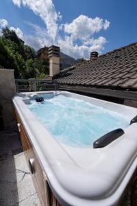 蓬泰迪莱尼奥Le Suites de San Campel RTA的热水浴池位于房子顶部