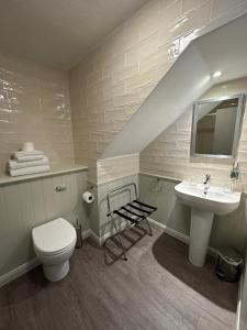 史云顿戈达德阿姆斯酒店的白色的浴室设有水槽和卫生间。